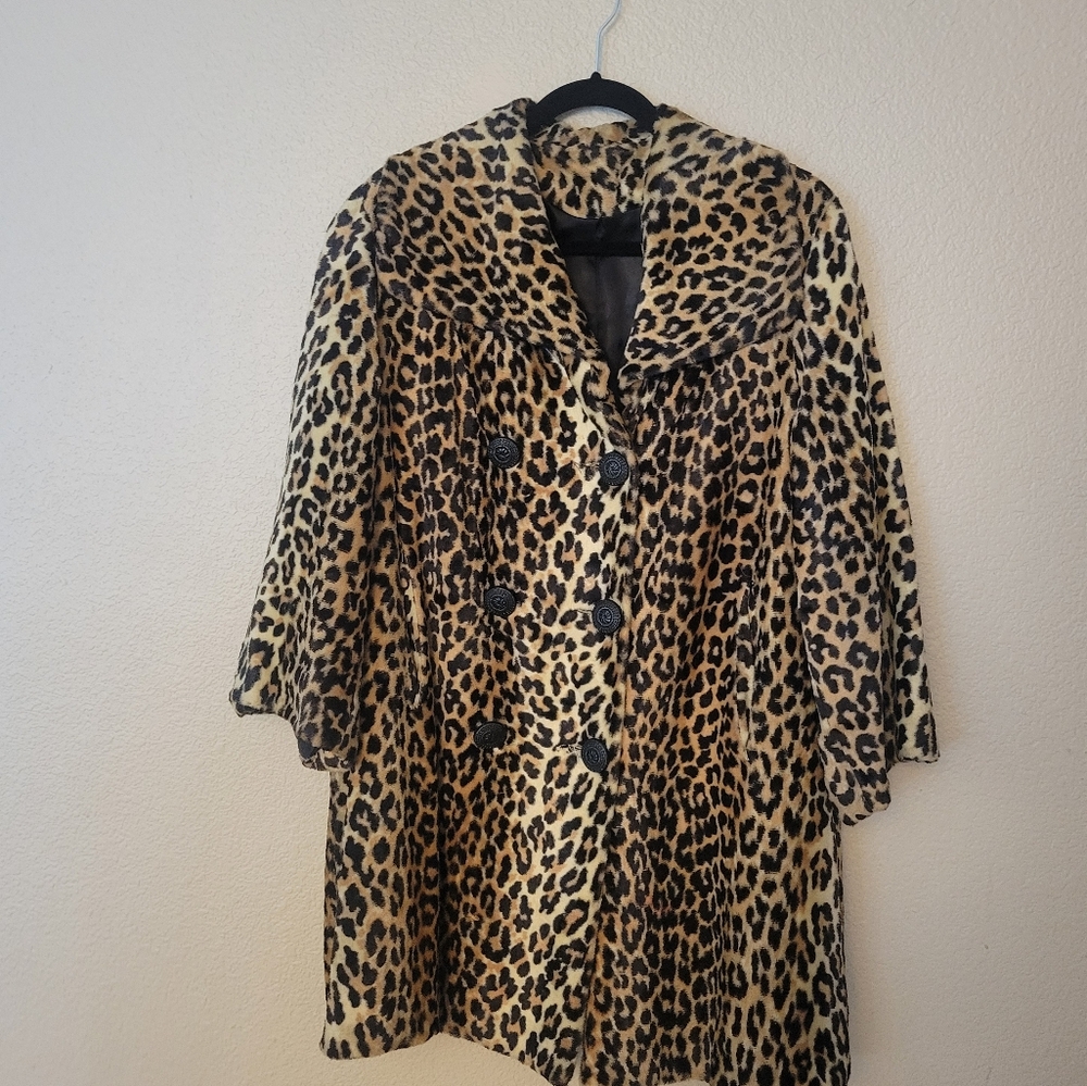 Vintage Leopard Coat oversized style features quarter length sleeves